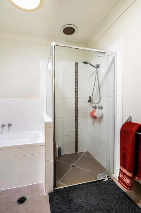 Room With Separate Bath In Shared Homestay Редклиф Екстериор снимка
