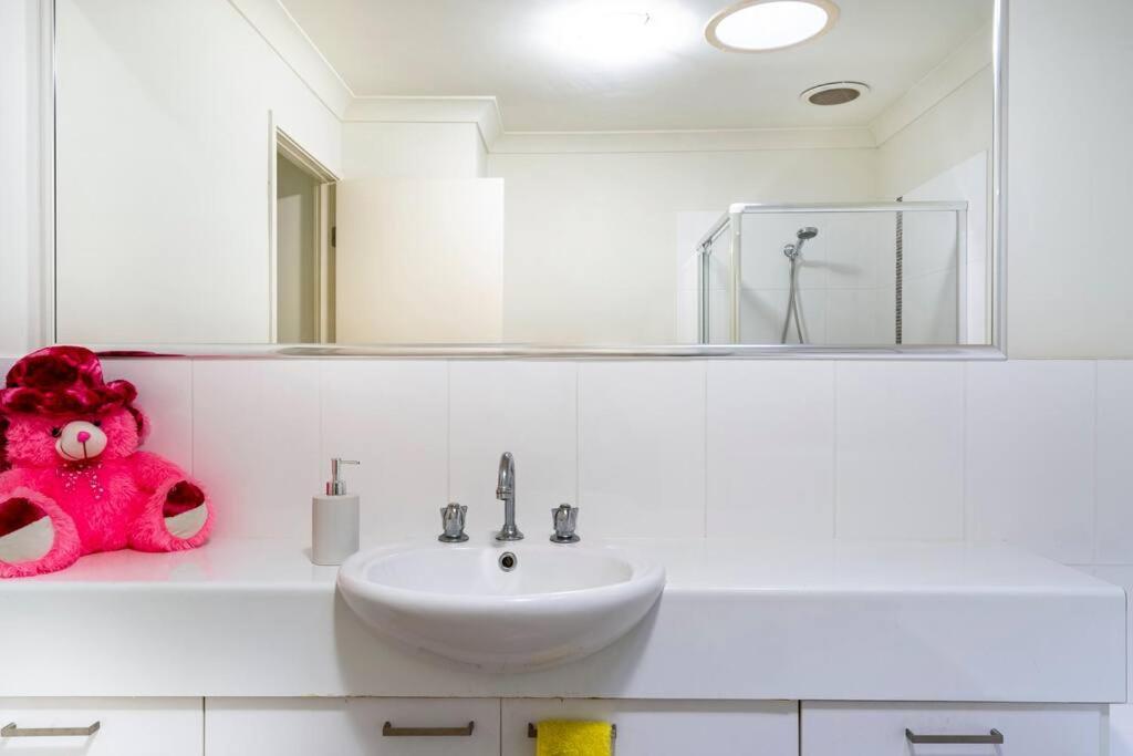 Room With Separate Bath In Shared Homestay Редклиф Екстериор снимка
