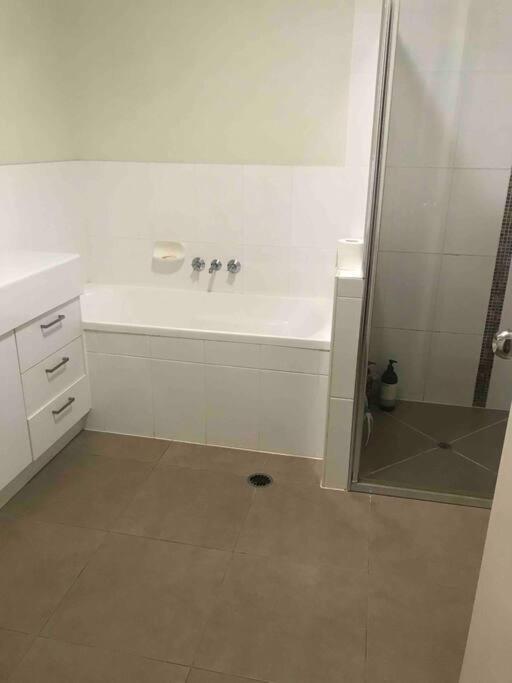 Room With Separate Bath In Shared Homestay Редклиф Екстериор снимка