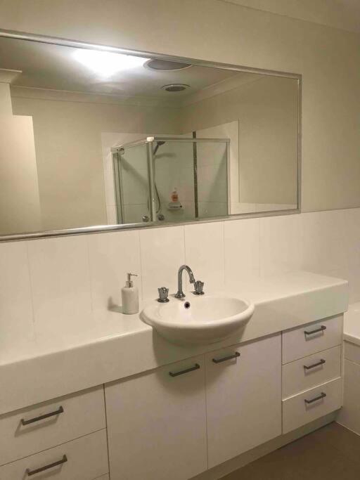 Room With Separate Bath In Shared Homestay Редклиф Екстериор снимка