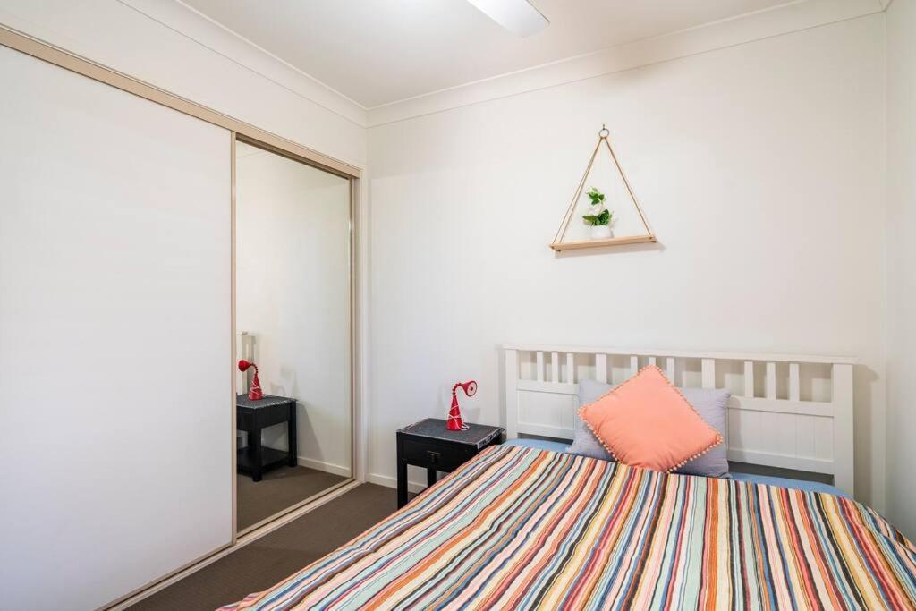 Room With Separate Bath In Shared Homestay Редклиф Екстериор снимка